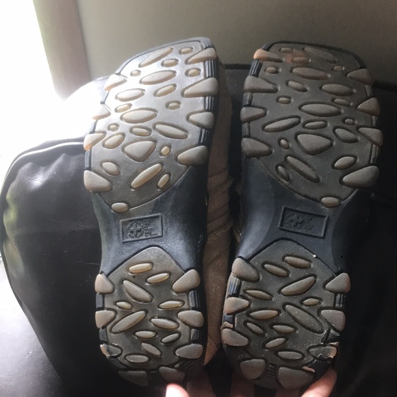 US size 6 -Doctor Martin's- tan suade shoes - Picture 3 of 8